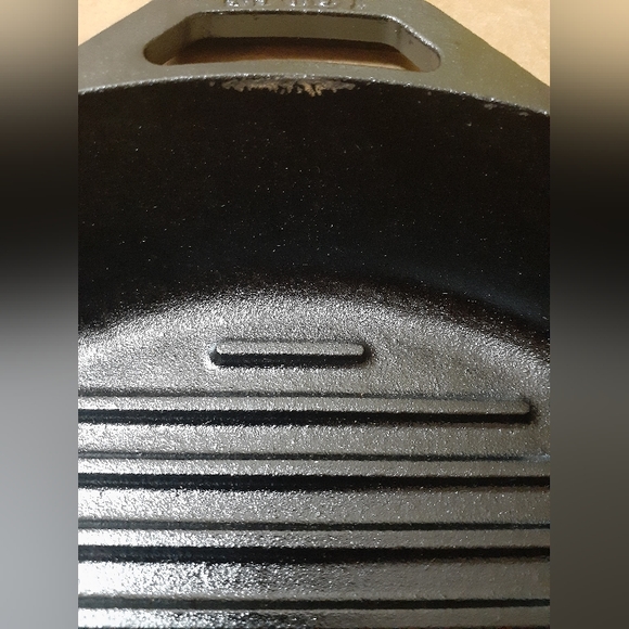NWOT Lodge Cast Iron Grill Pan ONLY 10.25 inch with free SCRAPERS - Picture 3 of 9